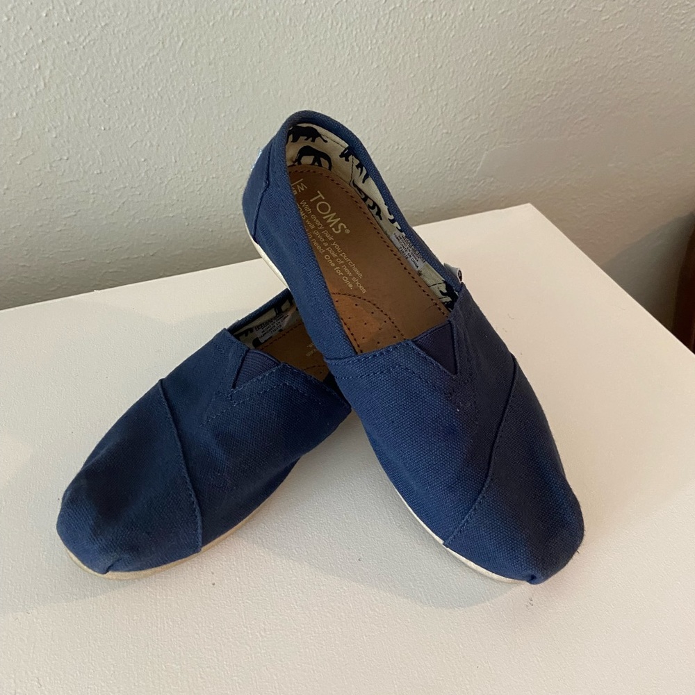Women’s size 5.5 TOMS navy